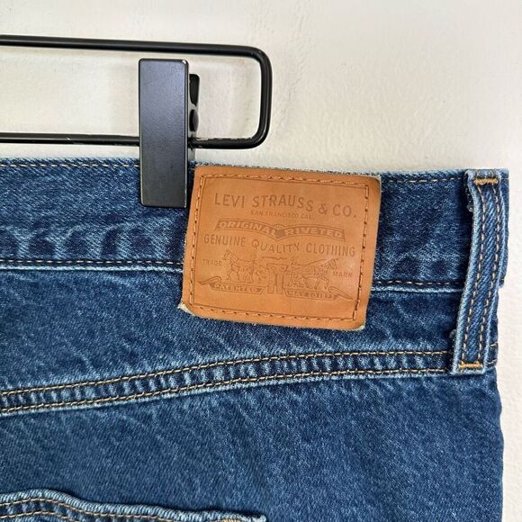 Levi's® Premium Women’s 80’s Mom Jean in Running Errands Dark Wash - Picture 9 of 15